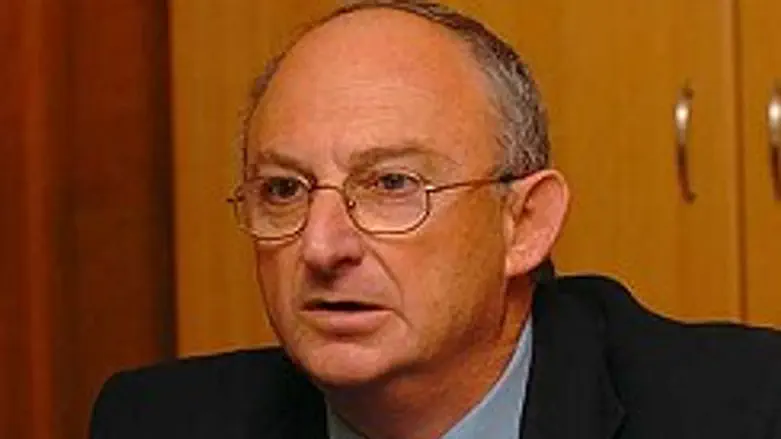 מצפה להקרנת הסרט. אלדד.