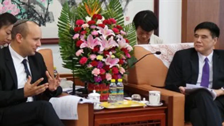 שר הכלכלה נפתלי בנט עם סגן יו"ר ה- NDRC הסיני