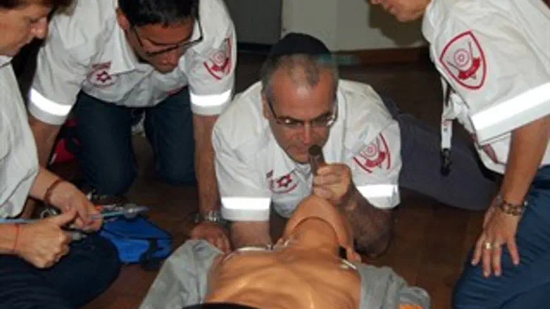 חניכי הקורס מתרגלים פרוצדורות רפואיות 