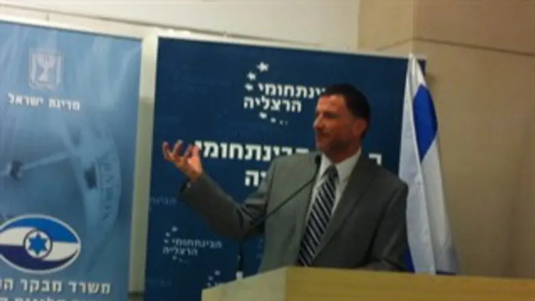 בחור אנלוגי. אדלשטיין