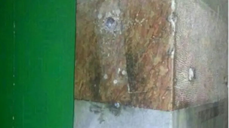 המזוזה נעקרה