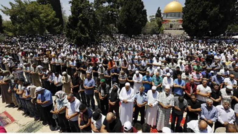 Arabs pray during Ramadan