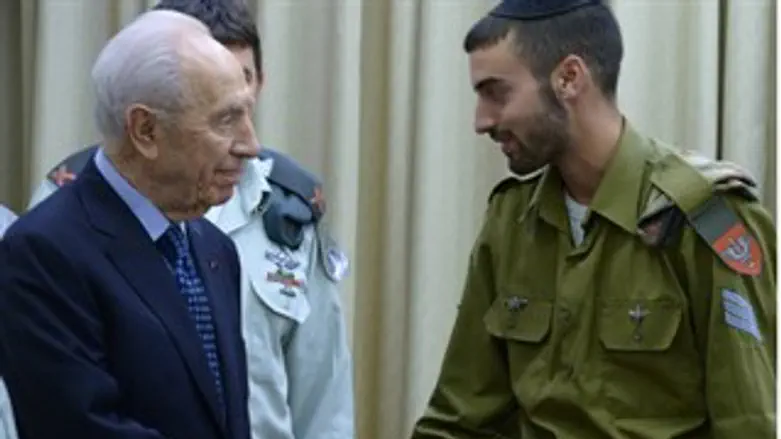 הנשיא פרס מארח חיילים חרדים