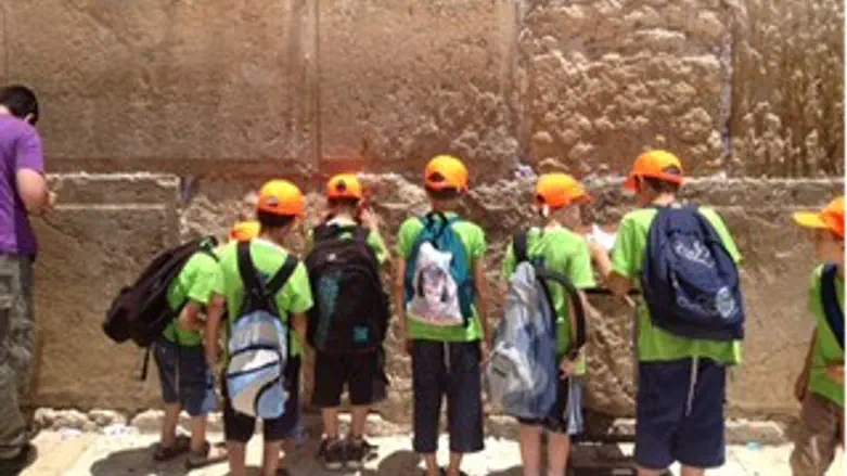 נוגעים באבני הכותל