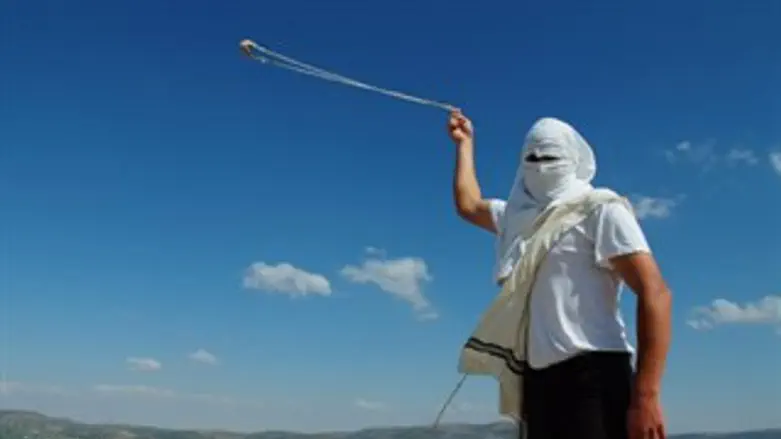 נער רעול פנים ביצהר