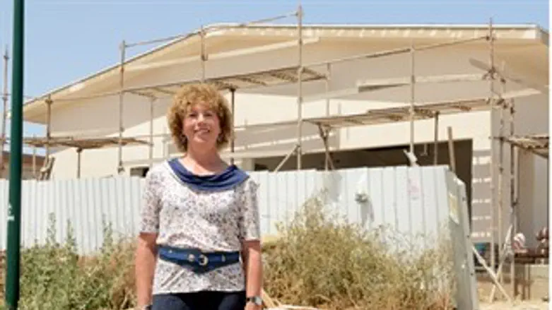 על רקע הבית החדש