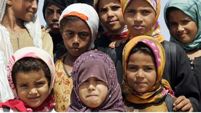 (Illustration) Yemeni girls in a refugee camp