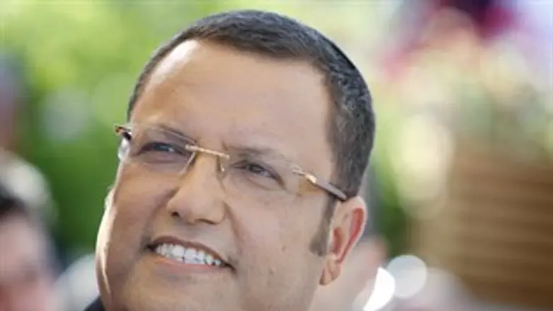 לעסוק בעיקר. משה ליאון