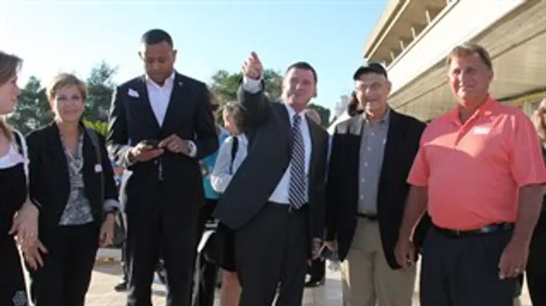 אדלשטיין עם האורחים במרפסת לשכתו