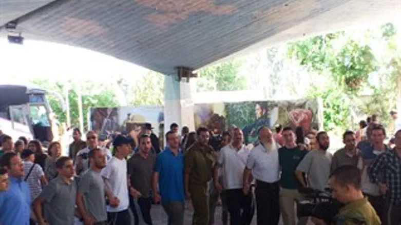 הרב מדן והמתגייסים לגולני בריקוד לפני העליה ל