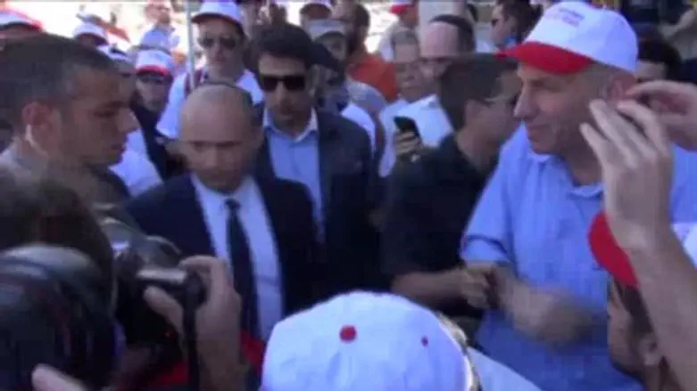 Нафтали Беннет на демонстрации протеста