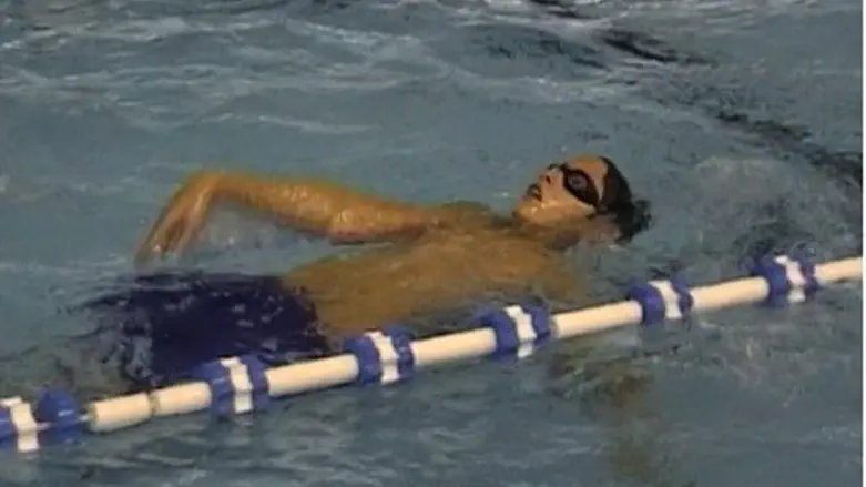 Асаэль Шабо в бассейне