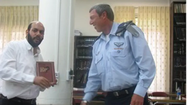 הרב פרץ בארץ חמדה