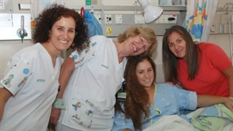 עומר וצוות המחלקה בבי"ח כרמל