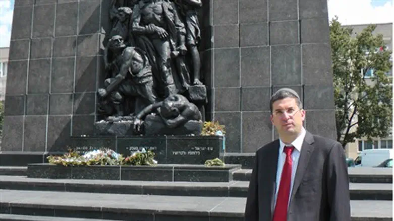 Херцман у мемориала героям Варшавского гетто