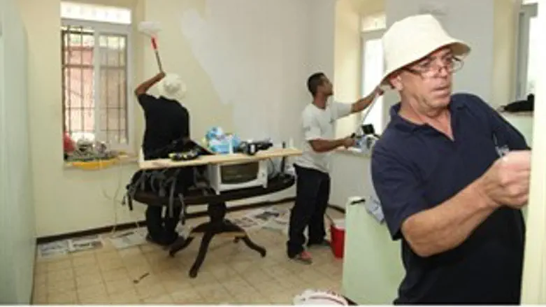 העובדים משפצים