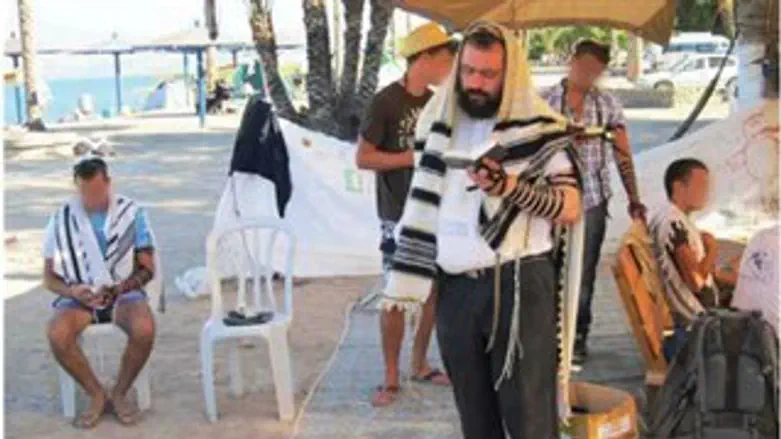 פרג'ון בחוף עם הצעירים