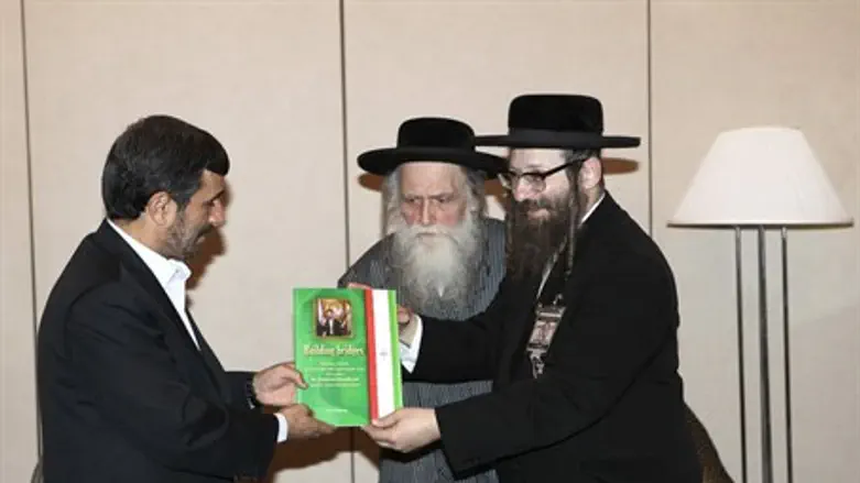 Neturei Karta members meet Iran's Ahmedinajad