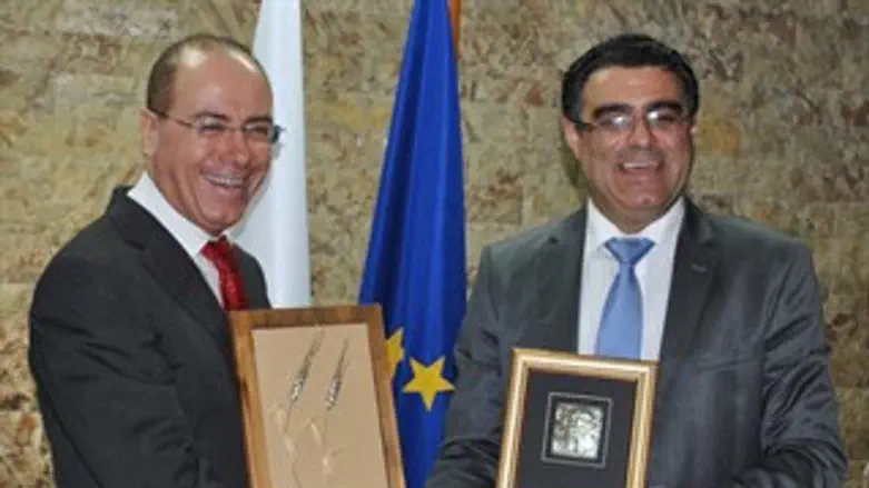 השר שלום עם מקבילו הקפריסאי