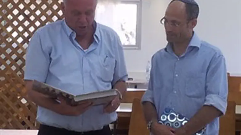 מחוברים. פרל (מימין) וברושי