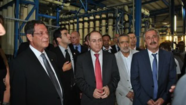 השר שלום עם נשיא קפריסין במתקן ההתפלה 