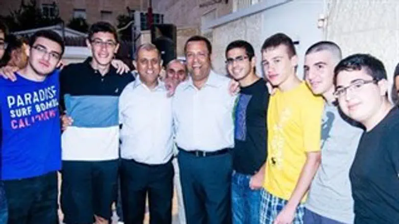 ליאון (במרכז) בפסגת זאב, אמש