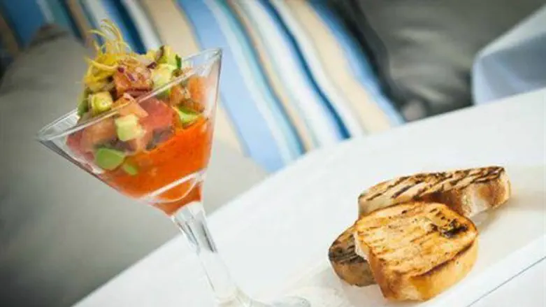 סביצ'ה סלמון בשילוב גוואקמולי ופלפלים