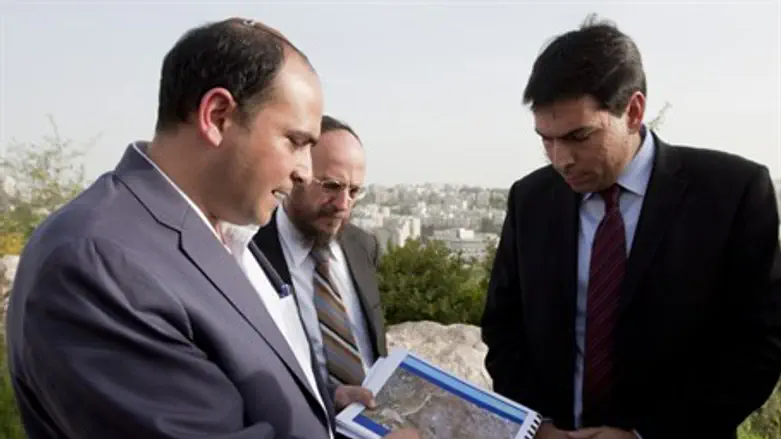 Yair Gabai (left)