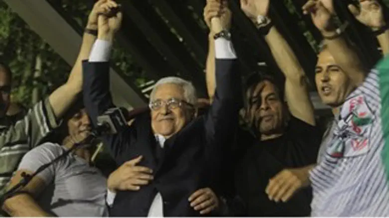 אבו מאזן חוגג עם המחבלים