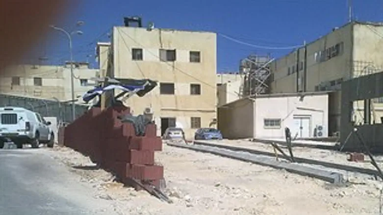 הכניסה הפרוצה לבסיס