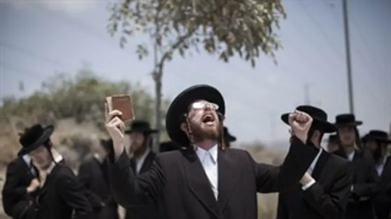 מפגינים נגד חילול הקברים בבית שמש