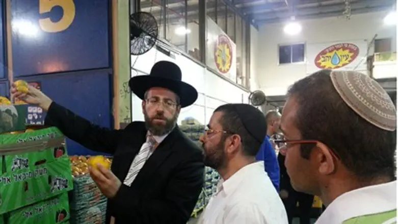 Rabbi Lau in Wholesale Market
