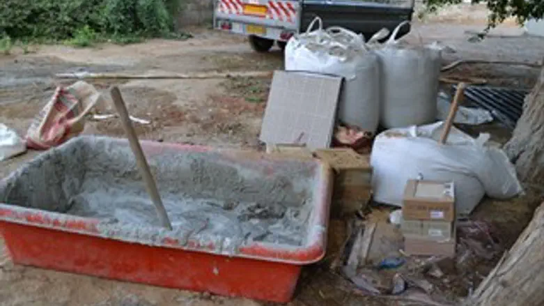 חצר בית הספר בלוד, הבוקר