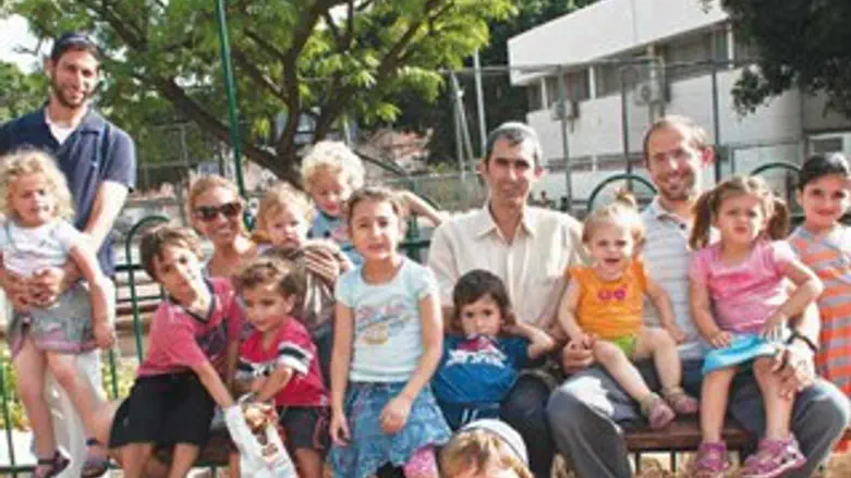 חברי הגרעין התורני בשכונת שפירא