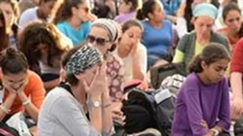 Women, girls pray in Shilo