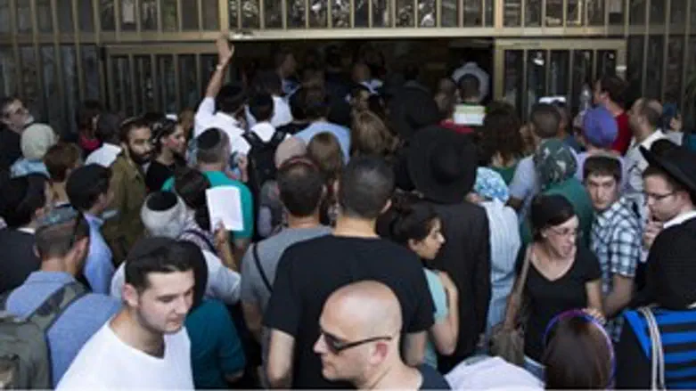 ההמונים בתור לערכות המגן