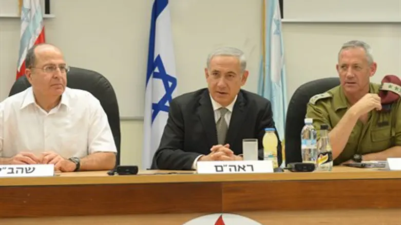 Netanyahu, flanked by Chief of staff Benny Ga