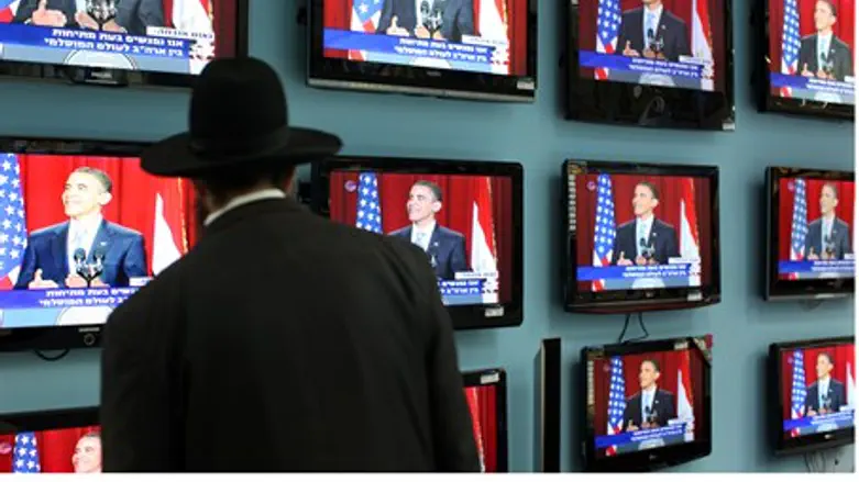 (Illustration) Israeli man watches TV