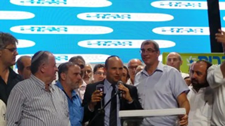 הרמת הכוסית. הערב