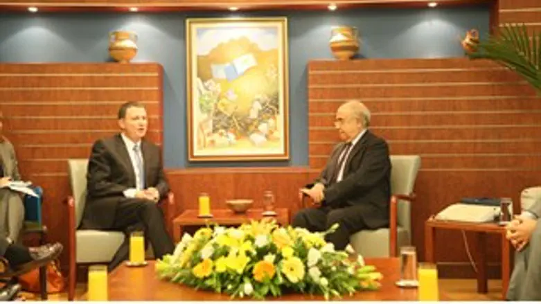 "קפרייסן היא המדינה הקרובה ביותר"