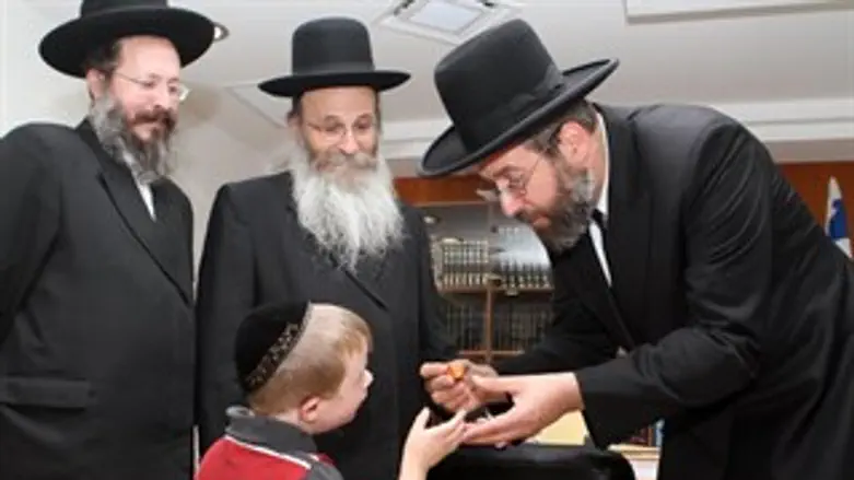 הרב דוד לאו עם ילדים בעלי צרכים מיוחדים