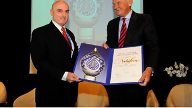 פטר פורסמן ויגאל אייזנברג  במעמד קבלת הפרס