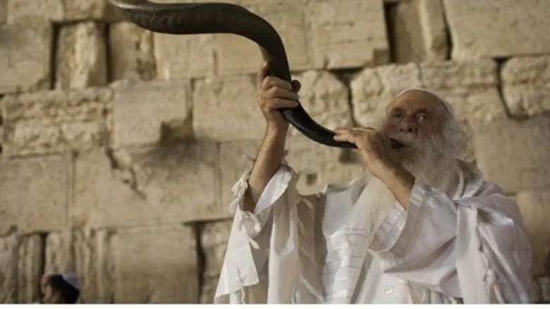 Blowing the shofar at the Kotel (Western Wall