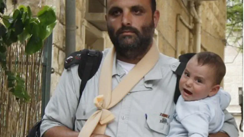 Подполковник Шалом Айзнер со своим ребенком
