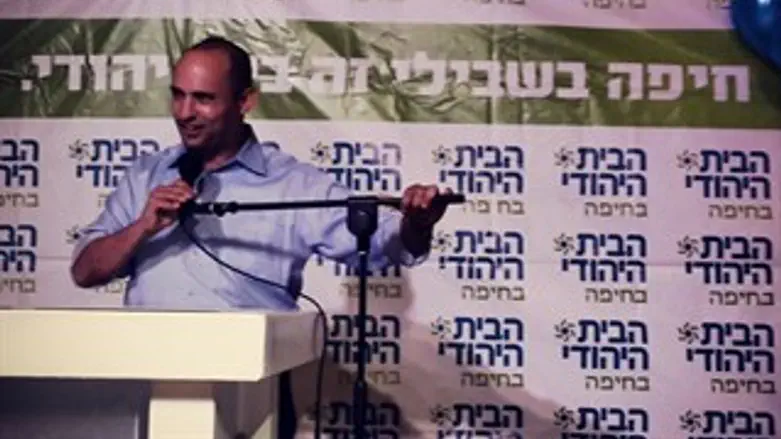 היד על הגה השלטון. בנט