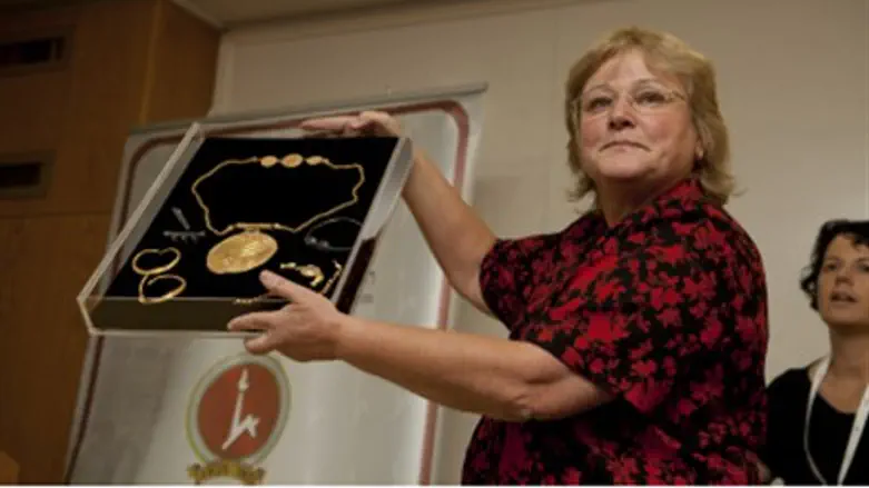 Dr. Mazar and the medallion