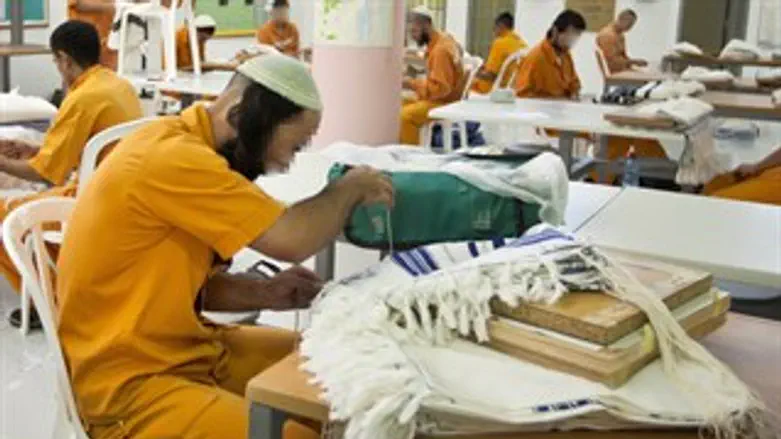 אסירים בבית הכלא