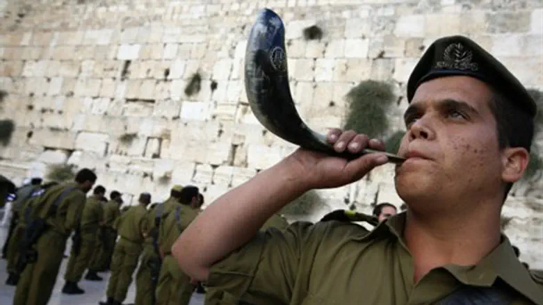 Soldier with shofar