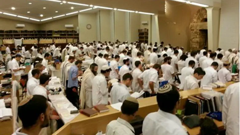 Молящиеся евреи и Йом-Кипур. Иллюстрация