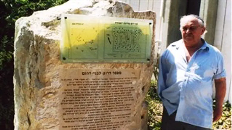 יצחק שמיר ליד האנדרטה בבני-דרום